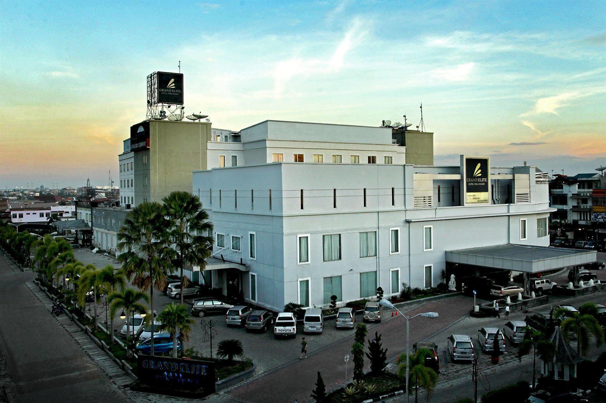 Grand Elite Hotel Pekanbaru Exterior foto